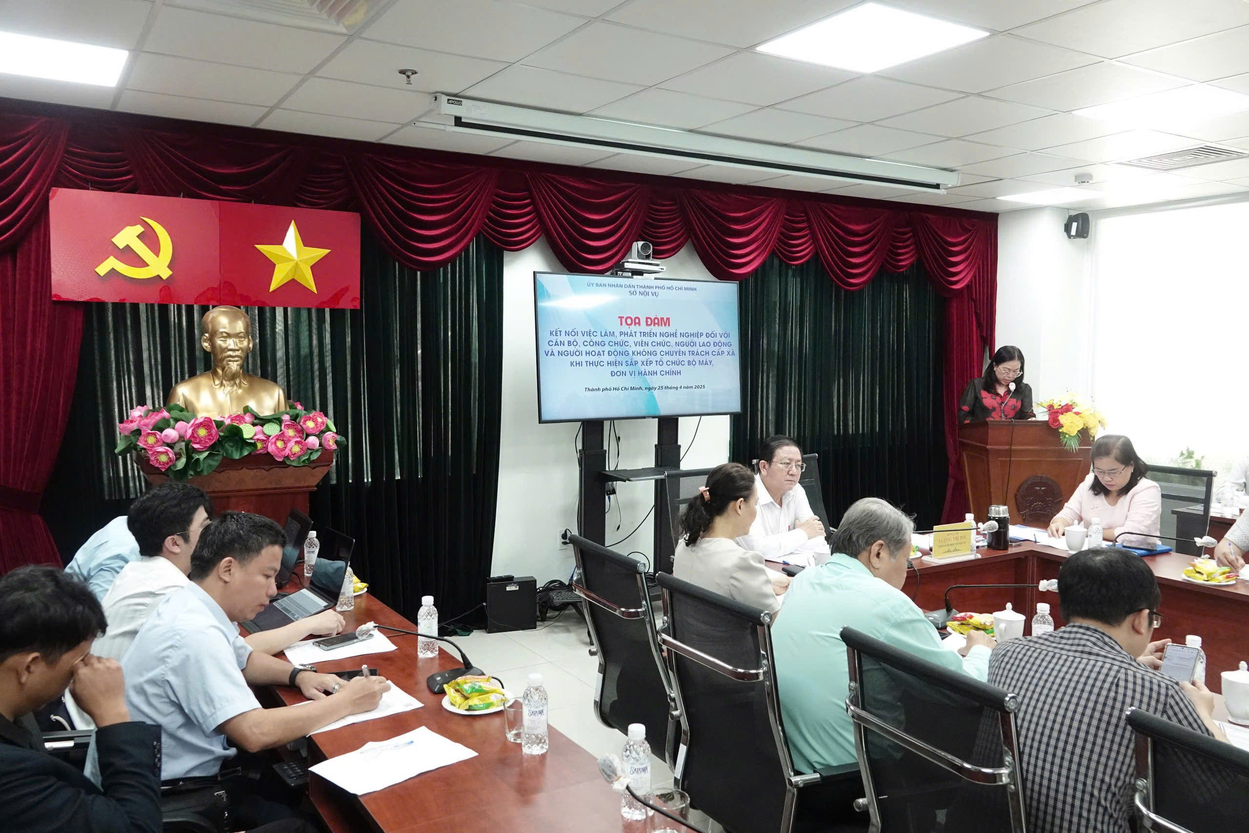 GIẢI QUYẾT Nhà Cái King88.COM Nổ Hũ Casino Trực Tuyến CHO CÁN BỘ VIÊN CHỨC DÔI DƯ: Nhà cái 88 King88 ĐỒNG HÀNH CÙNG TP.HCM TRONG HÀNH TRÌNH CHUYỂN ĐỔI