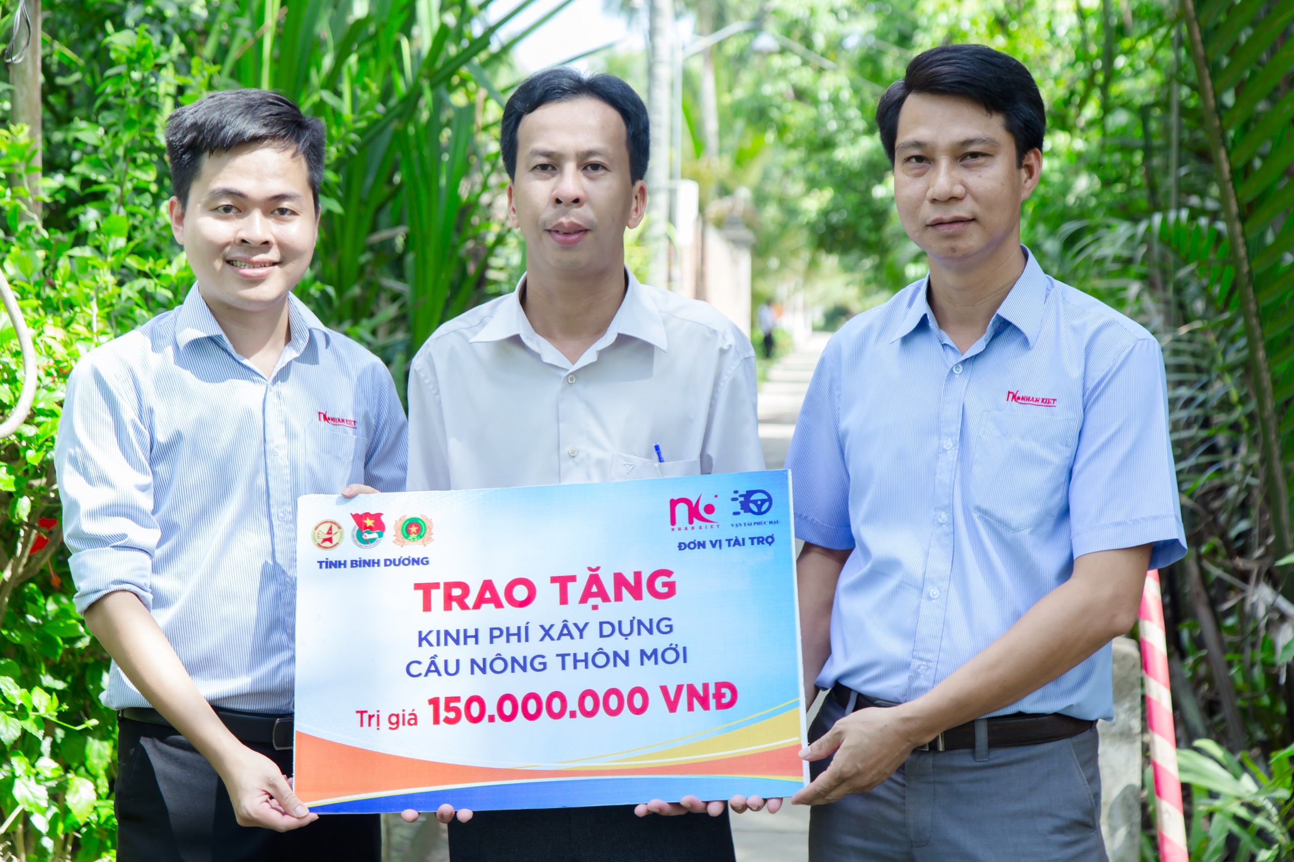 Nhà Cái Cá Cược Uy Tín 【King88 Vina】 khởi công xây dựng cây cầu tại xã An Định, Mỏ Cày, Bến Tre – Chương trình phối hợp giữa Công ty Nhà Cái Cá Cược Uy Tín 【King88 Vina】 và Hội DNT Bình Dương, cùng một số đơn vị.