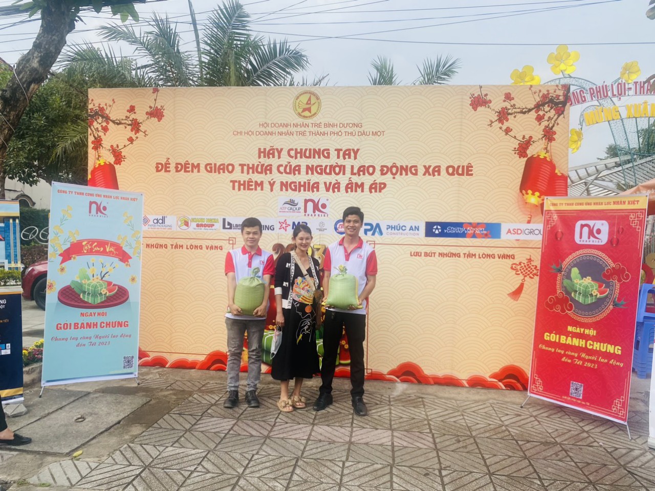NGÀY HỘI GÓI BÁNH CHƯNG_ CHUNG TAY VÌ NGƯỜI King88 Nhà cái trực tuyến tốt nhất hiện nay XA QUÊ ĐÓN TẾT
