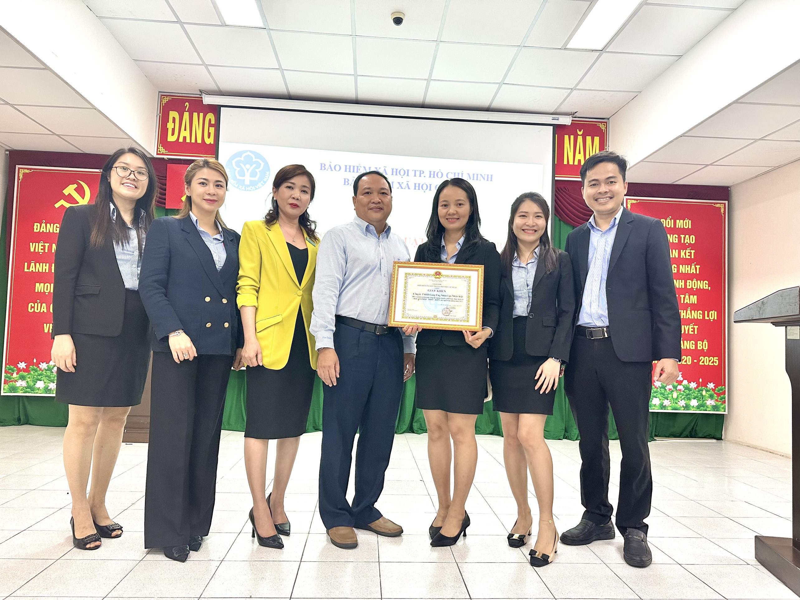 BẢO HIỂM XÃ HỘI KHEN TẶNG VỀ CÔNG TÁC TUYÊN TRUYỀN THỰC HIỆN TỐT CHÍNH SÁCH BHXH NĂM 2022